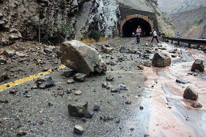 رییس پلیس راه مازندران:  براثر ریزش سنگ در جاده چالوس ۲۰ نفر مصدوم شدند/احتمال وقوع سیل در کندوان