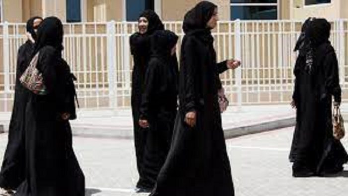 پوشیدن عبای اسلامی برای دختران محجبه در مدارس فرانسه ممنوع شد