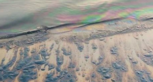 علت نشت نفت در ساحل گناوه از خط انتقال بندر گناوه-جزیره خارگ است