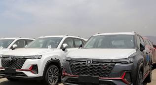 مراسم تحویل خودروهای وارداتی  توسط وزیر صمت