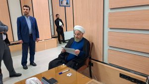 حضور روحانی در وزارت کشور برای تکمیل ثبت‌نام در انتخابات خبرگان