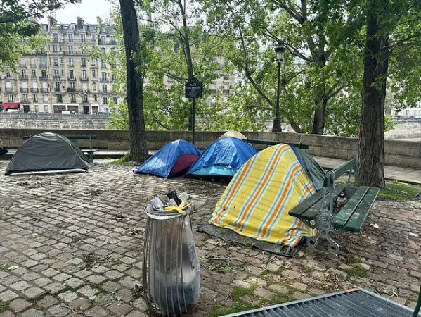 ماکرون  به پاکسازی اجتماعی و پنهان‌سازی فقر در فرانسه متهم شد