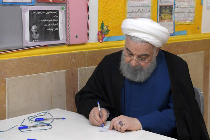 حسن روحانی درحال نوشتن اسم پزشکیان در تعرفه رأی