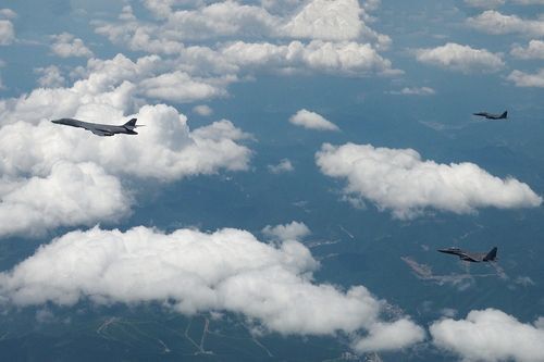 پرواز بمب افکن آمریکایی بر فراز شبه جزیره کره